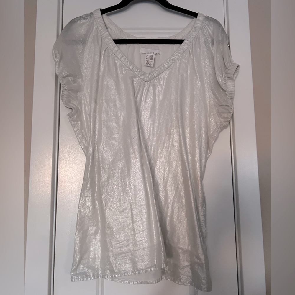 Lucy & Laurel Cotton Top M White Silver V-neck Lined Shimmer Sheen